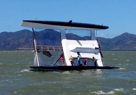 Nicht durchgekentert. Auftriebskörper im Mast verhindern offenbar die 180 Grad Drehung. © Sealink Magnetic Island Race Week Media