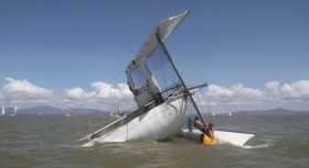 Die Segel sind noch gesetzt, als das Schiff wieder aufgerichtet wird. Danach macht es sich ohne Crew selbstständig. © Sealink Magnetic Island Race Week Media