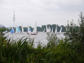 Ordentliches Drachenfeld bei der Herbst-Verbandsregatta auf der Alster. 36 Schiffe zwängen sich durch das Leetor. © Matthias Reith