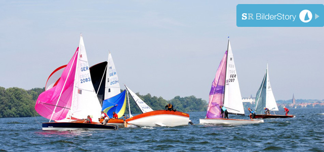 Eine schweizer H-Jolle zeigt die Flosse bei der Deutschen Meisterschaft am Plöner See. © Plöner Segler-Verein