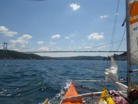 Bosporus voraus. Nach dem Schwarzen Meer liegt die markante Brücke von Istanbul vor den Bugen des Kajakseglers. © A. Gabriel