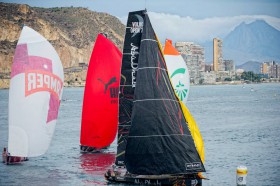 Entscheidendes Manöver an der Halsentonne. Abu Dhabi packt den Gennaker weg und rollt den Code Zero aus. © Paul Todd/volvoocearnrace.com