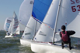 Gute Bedingungen auf dem IJsselmeer, wo der Düsseldorfer Yacht Club mit einer Ausnahmegenehmigung vom DSV Deutsche Titelkämpfe veranstalten darf. © Schmidt-Wöhe