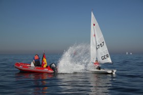 Spaß am Rande. Laser-Radial-Seglerin Inga Böhnert wird vom Trainer durch eine Erfrischungstherapie in den Race Modus versetzt. © Peter Kähl/NRV