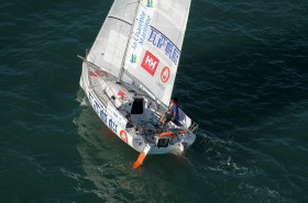 Der sieben Jahre alte Pogo2 bereitete Guo Chuan auf der zweiten Etappe schon arge Probleme. Er musste reparieren und segelt dem Feld hinterher. © DR