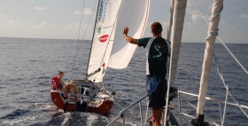 Die einzige weibliche Prototyp-Pilotin Emma Creighton beim Plausch mit einem der sieben Begleitschiffe. © Bateau accompagnateur Pen Ar Clos