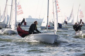 Frauenpower auf dem IJsselmeer. Lena Sückl und Franziska Mäge haben die Deutsche Meisterschaft im 420er gewonnen. © Schmidt-Wöhe