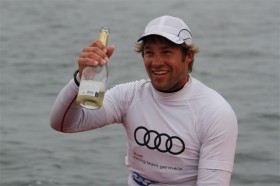 Laser Meister Malte Kamrath feiert seinen überraschenden Sieg gegen die Favoriten Philipp Buhl und Simon Grotelüschen in Travemünde. © STG