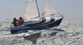 MacGregor 26 mit Zweimanncrew. Man könnte auch ohne Warnschild darauf kommen, dass zehn Menschen zu viel an Bord wären. © MacGregor