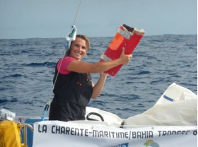 Marie Duvignac zeigt ihr gebrochenes Ruder. Sie hat ein Ersatzblatt installiert. © Bateau accompagnateur Zidibule