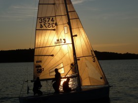 Segeln bis die Sonne untergeht. Das Organisationsteam vom Berliner Yacht Club zieht das Mega-Pensum von 47 Rennen in zwei Tagen durch. © Matthias Grothues-Spork