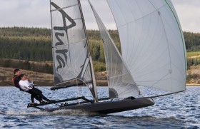 Das "Aura"-Skiff kommt schwarz und cool daher. Erste Bewerbung für den Frauen-Olympia-Slot in Rio. © Ovington