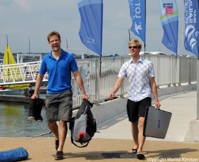 Gemeinsam und doch auf verschiedenen Seiten. Die Brüder im coachen zwei gegnerische deutsche 49er-Teams bei der Olympiaqualifikation hier in Weymouth. © Marina Könitzer