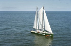 "Rainbow Warrior III" unter Segeln. Das Schiff ist auch mit einer starken Maschine ausgerüstet. © Greenpeace