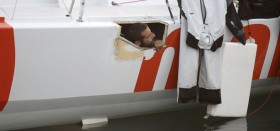 Hübsches Fenster. Nach der Start-Kollision zur ersten Etappe wird das Loch auf "mare.de" repariert. © Pierrick Garenne / GPO