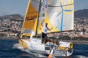 Sébastien Rogues überquert als Sieger die Ziellinie der ersten Mini-Transat-Etappe. © Pierrick Garenne / GPO