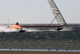 Der Sailrocket-Speed-Strip verläuft in der Walvis Bay von Namibia im Flachwasser nahe dem Strand. © sailrocket