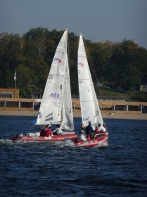 ...Er verliert mehr Fahrt, und ich versuche vor dem Bug zu passieren. Aber das ist wohl zu knapp. Rot-Penalty für uns. Wir müssen sofort die Straf-Halse drehen und passieren an seinem Heck. © Matthias Grothues-Spork/BYC