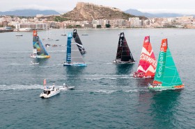 Eigentlich guter Start für Groupama in Lee, aber die Franzosen halten nicht den Speed und die Höhe der Konkurrenz bei flauem Wind. © Paul Todd/volvoocearnrace.com