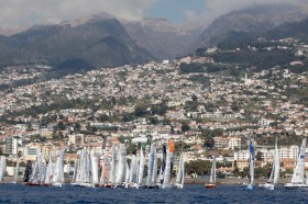 Der Start in Funchal auf Madeira erfolgte bei relativ wenig Wind. An der Linie schenken sich die Minis nichts. © Pierrick Garenne / GPO