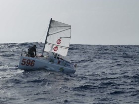 Chavarria versucht mit seinem Notrigg zu den Kanaren zurückzukreuzen. © Bateau accompagnateur Edulis