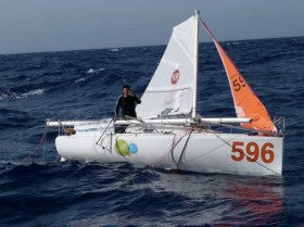 Mastbruch bei dem Franzosen Renaud Chavarria. Drei Minis hat es schon erwischt. © Bateau accompagnateur Edulis
