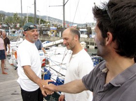 Jörg Riechers mit dem Plattbug-Piloten David Raison begrüßt den fünften Guillaume le Brec. © Pierrick Garenne / GPO