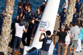 Das spanische Fussball-Nationalteam im Volvo-Ocean-Race-Starthafen von Alicante vor dem 3:1 Sieg gegen Schottland. © Ian Roman/Volvo Ocean Race