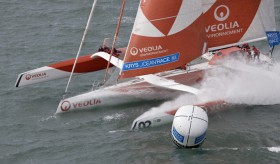 Spektakuläre Tonnenrundung der "Veolia" von Roland Jourdain. Die Trimarane sollen 2013 um die Welt segeln. © MOD70