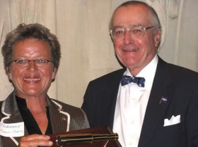 Das Ehepaar Curphey 2008 nach der Verleihung der Rod Stephens Trophy, die vom Cruising Club America für außergewöhnliche Seemannschaft verliehen wird. © Curphey