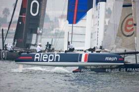 Aleph wirft Darren Bundock mit dem zweiten Oracle Schiff aus dem Rennen. Ein Fehler beim Einschätzen der Anliegelinie sorgte für den Führungswechsel. ©2011 ACEA/Gilles Martin-Raget