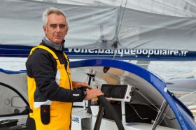 Skipper Loick Peyron steht die nächsten 48 Tage im Fahrtwind des Trimarans "Banque Populaire". © B. Stichelbaut