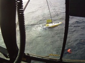 Bernhard Stamm musste per Helikopter von seiner neuen IMOCA 60 "Cheminées Poujoulat" abgeborgen werden, hat sie aber kurz vor dem Untergang wiedergefunden und abgeschleppt. © TJV