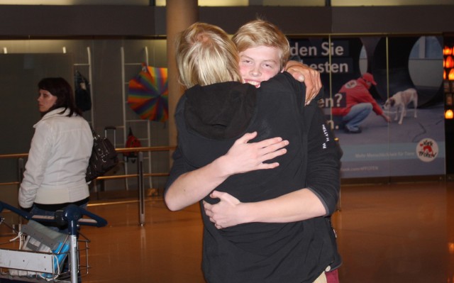 Umarmung mit dem Sohn am Flughafen. Gabriel hat ihn ein halbes Jahr nicht gesehen. © SegelReporter.com