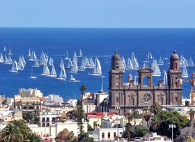 Das ARC Feld beim Start unter der Kathedrale Santa Ana in Las Palmas auf Gran Canaria. © World Cruising