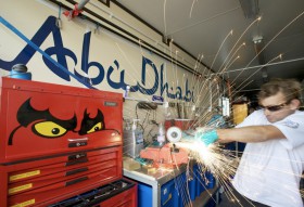 Harte Arbeit im Abu-Dhabi-Container, bevor der VO70 wieder einsatzbereit ist. © Paul Todd/Volvo Ocean Race