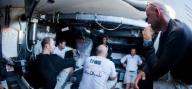 Entscheidungsfindung unter Deck. Das Abu Dhabi Team gibt die Etappe jetzt doch auf. © Nick Dana/Abu Dhabi Ocean Racing