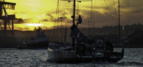 Das Abu-Dhabi-Team motort mit dem Ersatzmast in die Dunkelheit zum Punkt, wo es das Rennen abgebrochen hat. © Paul Todd/Volvo Ocean Race