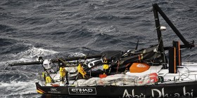Der Mastbruch auf Abu Dhabi auf der ersten Etappe war der erste von vier Rigg-Ausfällen. © Abu Dhabi Team