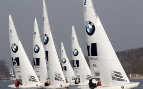 Wolfgang Hunger liegt mit Bruder Klaus und ex 470er Vorschoter Rocky Schmidt (r.) gut im Rennen. © BMW Yachtsport