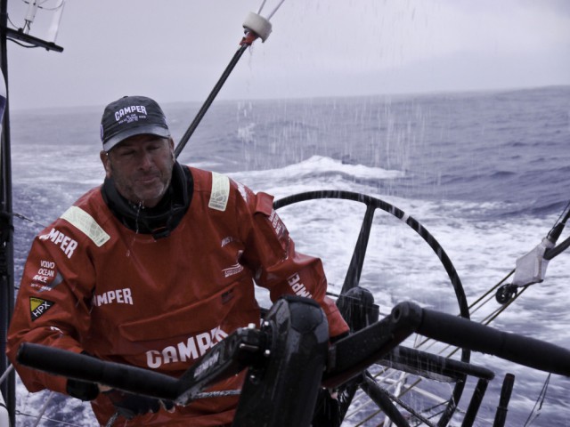 Augen zu und durch. Das Camper Team wird hoch im Norden von Regenschauern gebeutelt. © Hamish Hooper/CAMPER ETNZ/Volvo Ocean Race