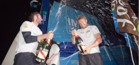 Die Topfavoriten Figaro Sieger Jeremy Beyou (l) und Barcelona World Race Sieger Jean Pierre Dick feiern ihren überlegenen Sieg in den frühen Morgenstunden. © Alexis Courcoux