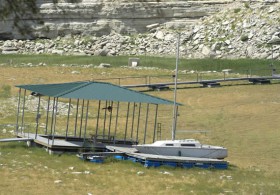 Liegeplatz auf der grünen Wiese. Der Wasserpegel am Lake Travis bewegt sich fast 20 Meter unter dem Höchststand. © Texas Parks & Wildlife