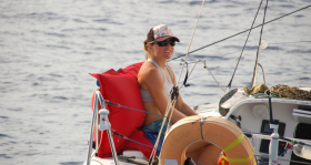 Emma Creighton, während der 2. Etappe als ihr Kurs den Kurs einer Begleit-Yacht kreuzte © Bateau accompagnateur Pen Ar Clos
