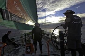 Leichter Wind, aber aus der richtigen Richtung. "Groupama" zieht unbeirrt seinen Kurs entlang der afrikanischen Küste durch. © Yann Riou/Groupama Sailing Team/