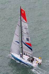 Die Class40 "Gust Buster" mit dem Celox Woman Racing Team nach dem Start. Das Backbord Ruderblatt ist gebrochen. © A. Courcoux