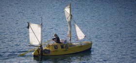 Sven Yrvind hat mit seiner 4,80 Meter kurzen "Yrvind" den Atlantik überquert. Bei Gegenwind im Hafen wriggt er mit einem langen Ruder. © yrvind.com