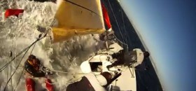 Sonnenschuss einer Pacer 27 vor Kapstadt. Der Skipper geht über Bord und kann nur noch knapp wiedergefunden werden.