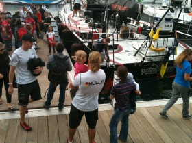 Michi Müller mit Familie vor der "Mar Mostro". Puma Chef Franz Koch (l.) geht von Bord. © SegelReporter.com