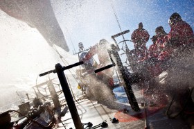 Nach einer längeren Flautenzone segeln die Schiffe im Westen, wie hier Puma, wieder 15 Knoten schnell © Amory Ross/Puma Racing